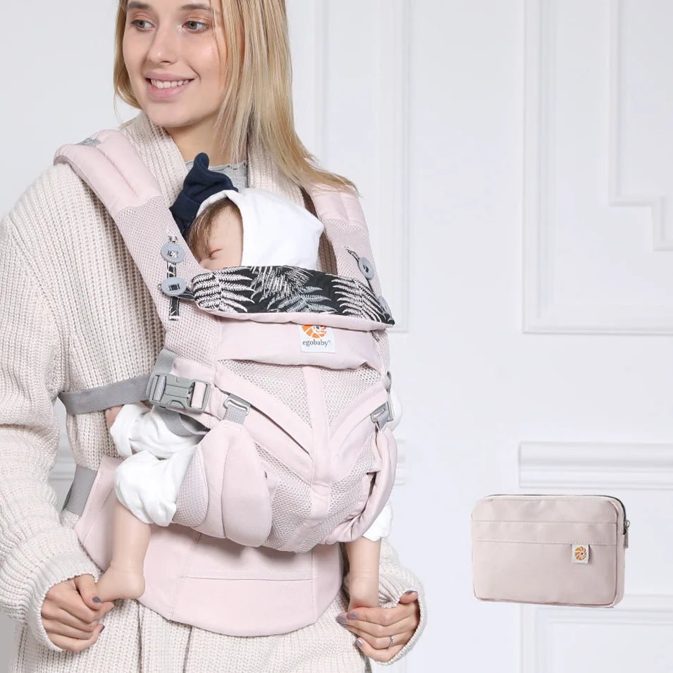 Porte bebe flexible rose avec pochette au design élégant offrant confort et praticité pour les sorties