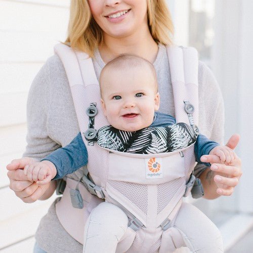 Porte bebe flexible variante rose offrant un portage confortable et pratique au quotidien