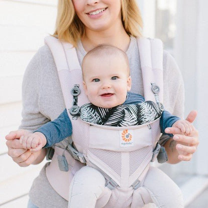 Porte bebe flexible variante rose offrant un portage confortable et pratique au quotidien