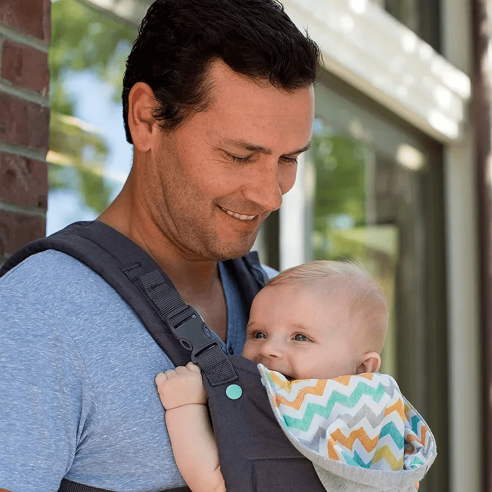Porte-bébé gris, papa portant bébé sans capuche, confortable et sécurisé
