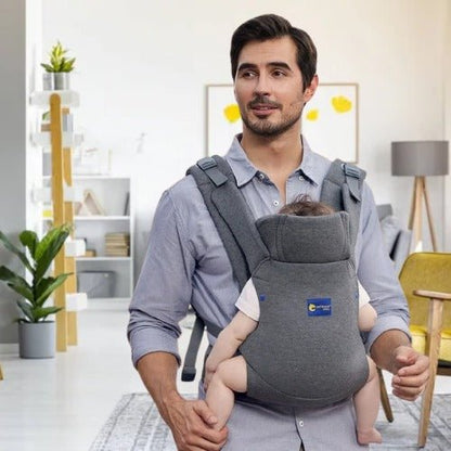 Porte bebe gris en portage avant face au papa pour un moment de tendresse et de bien-être