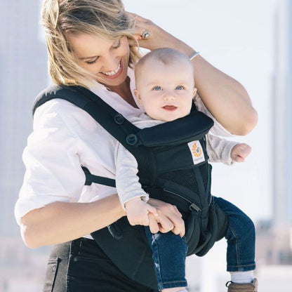 Porte bebe noir ergonomique et flexible offrant confort et maintien optimal