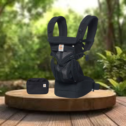 Porte bebe noir flexible expose sur une table en bois dans un jardin, design pratique et confortable