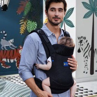 Porte bebe noir en portage avant position kangourou offrant confort et sécurité pour bébé