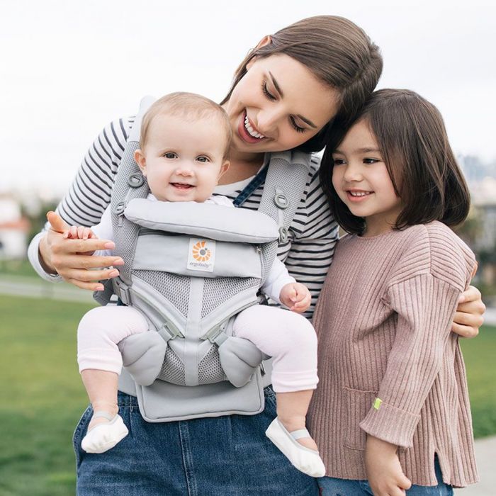 Porte bebe parfait pour une sortie avec maman et sa fille et bébé