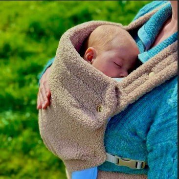 Porte bébé physiologique créant un cocon de douceur pour bébé et maman, offrant confort et sécurité