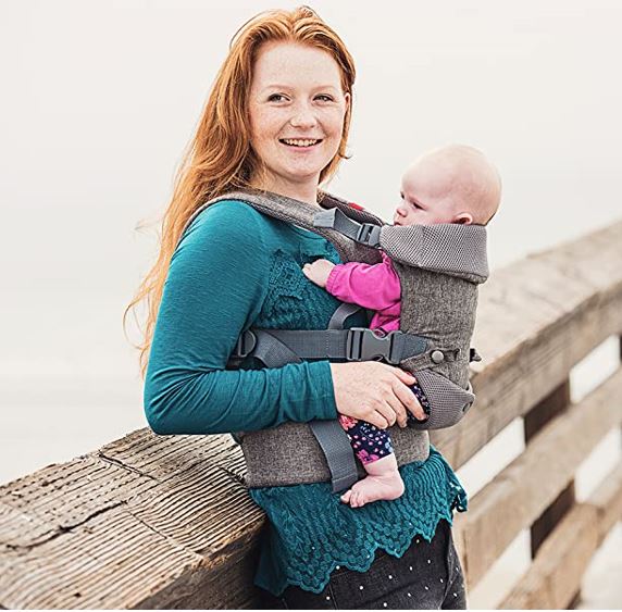 Porte bebe physiologique gris, bébé et maman à l’aise, portage confortable et sécurisé