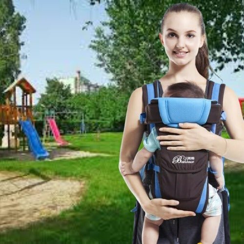 maman portant bébé dans un porte bébé physiologique lors d'une sortie amusante au parc d'attractions