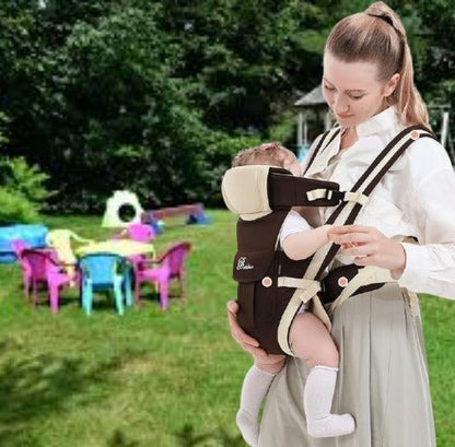 Maman portant bébé avec un porte bebe physiologique lors d'un pique-nique agréable