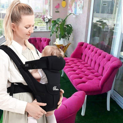 Maman profitant moment de tendresse avec son bébé en porte bébé physiologique sur la terrasse