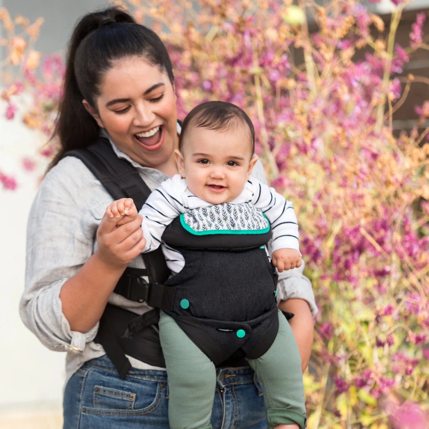 Porte bebe physiologique noir en portage ergonomique face au monde, confortable et sécurisé 