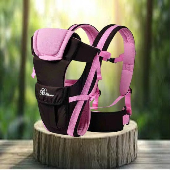 porte bébé physiologique rose et noir au design élégant expose sur une table en bois