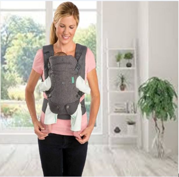 Porte bebe confortable pour le portage face à maman, favorisant proximité et sécurité