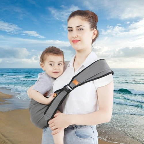 Porte bebe en portage latéral, maman et bébé profitent d’une promenade confortable à la plage