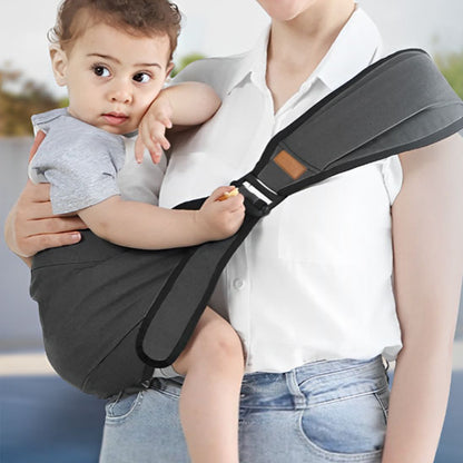 Porte bebe noir en portage latéral, très pratique et confortable pour bébé et parent