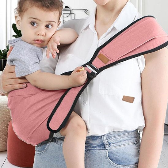 Porte bebe rose en portage latéral, très pratique et confortable pour bébé et parent