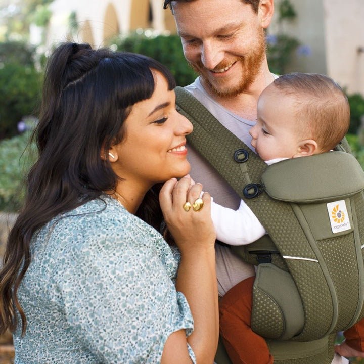 Porte bebe vert offrant un contact agréable entre parent et bébé, pour un portage confortable