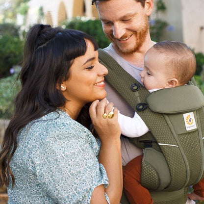 Porte bebe vert offrant un contact agréable entre parent et bébé, pour un portage confortable