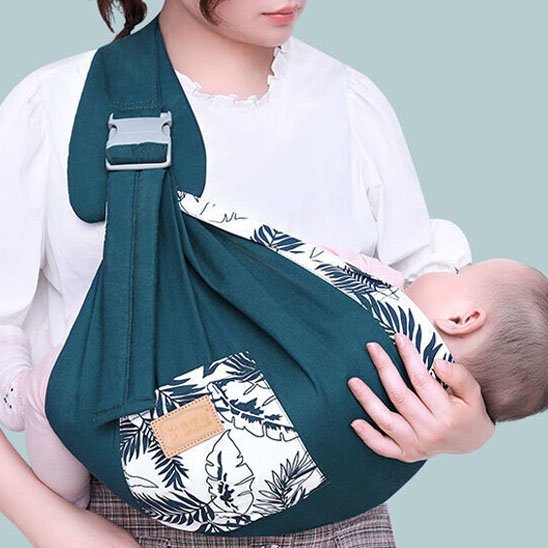 Bébé endormi tranquillement dans une écharpe de portage, confortablement installé contre le parent