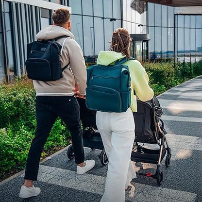 Couple en balade urbaine avec poussette chacun portant un sac a dos a langer pratique et stylé.