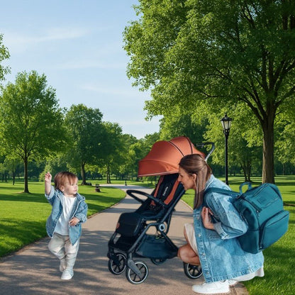 Maman avec sac à dos a langer vert en promenade au parc interagissant tendrement avec son bébé près de la poussette