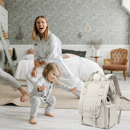Maman et enfant jouant joyeusement à la maison avec sac à langer chic et pratique