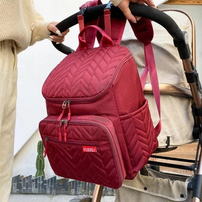 Sac à langer rouge suspendu à une poussette pratique et stylé pour les parents en déplacement