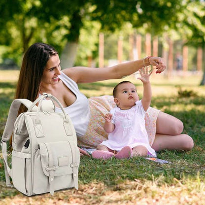 Maman et bébé profitant au parc avec sac à langer chic confortable et fonctionnel pour promenade