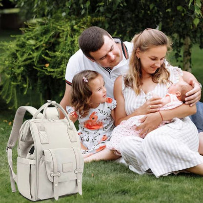 Famille heureuse en pique-nique avec bébé et sac à langer pratique indispensable pour une sortie bien organisée