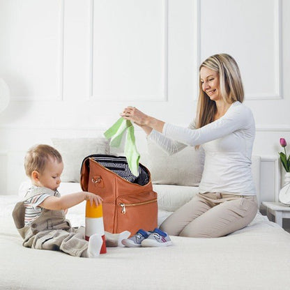 Sac à langer de luxe en cuir avec compartiments dédiés et accessoires inclus parfait pour les déplacements avec bébé.