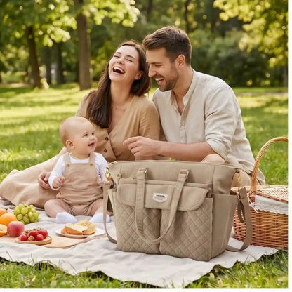 Sac à langer luxe utilisé lors d’un pique-nique en famille avec bébé, pratique pour transporter couches, biberons et accessoires essentiels