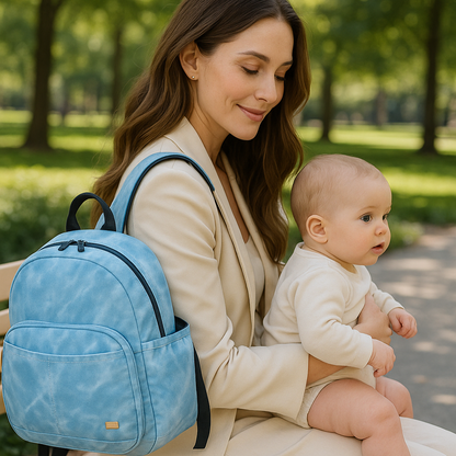 Maman élégante avec bébé et sac à langer bébé luxe bleu pratique