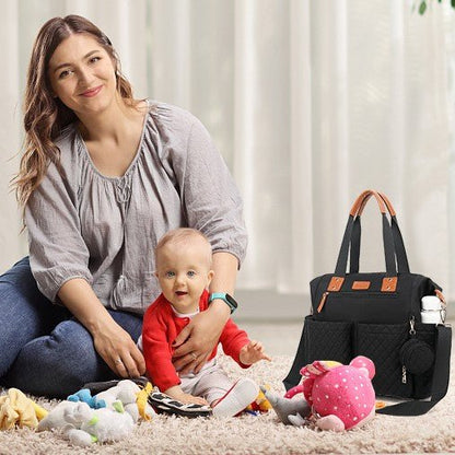 Maman jouant avec son bébé devant un sac à langer noir spacieux et élégant