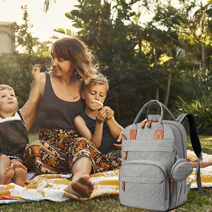 Maman et ses enfants en plein air avec un sac à langer pratique et élégant