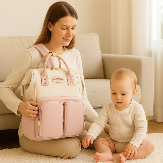 Maman tenant un sac a langer rose avec son bébé dans un salon lumineux