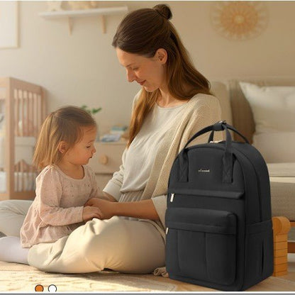 Maman avec son enfant dans une chambre douce accompagnée d’un sac à langer sac à dos noir pratique et élégant