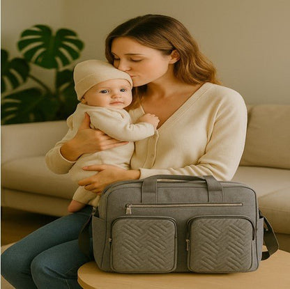 Maman avec bébé et sac langer gris élégant et pratique