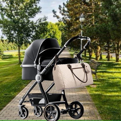 Sac pour bébé beige accroché facilement à une poussette pendant sortie avec bébé