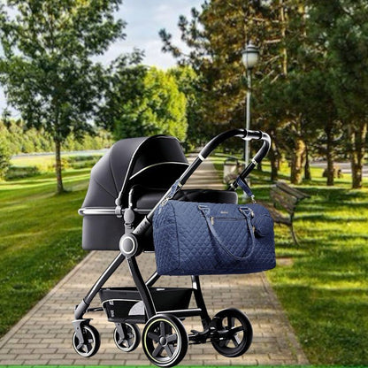 Sac pour bébé bleu accroché facilement à une poussette pendant une sortie avec bébé