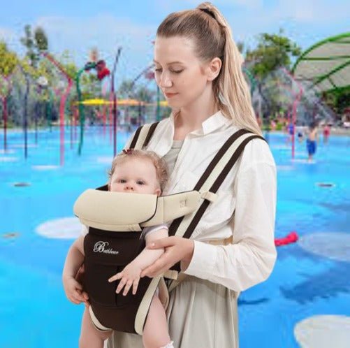 Maman portant bébé dans un porte bébé physiologique lors d'une sortie agréable au parc aquatique