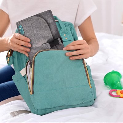 Tapis à langer nomade gris compact et pliable facile à transporter dans un sac à langer