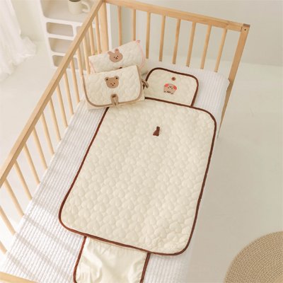 Tapis à langer nomade pliable facile à ranger format compact pour parents en déplacement