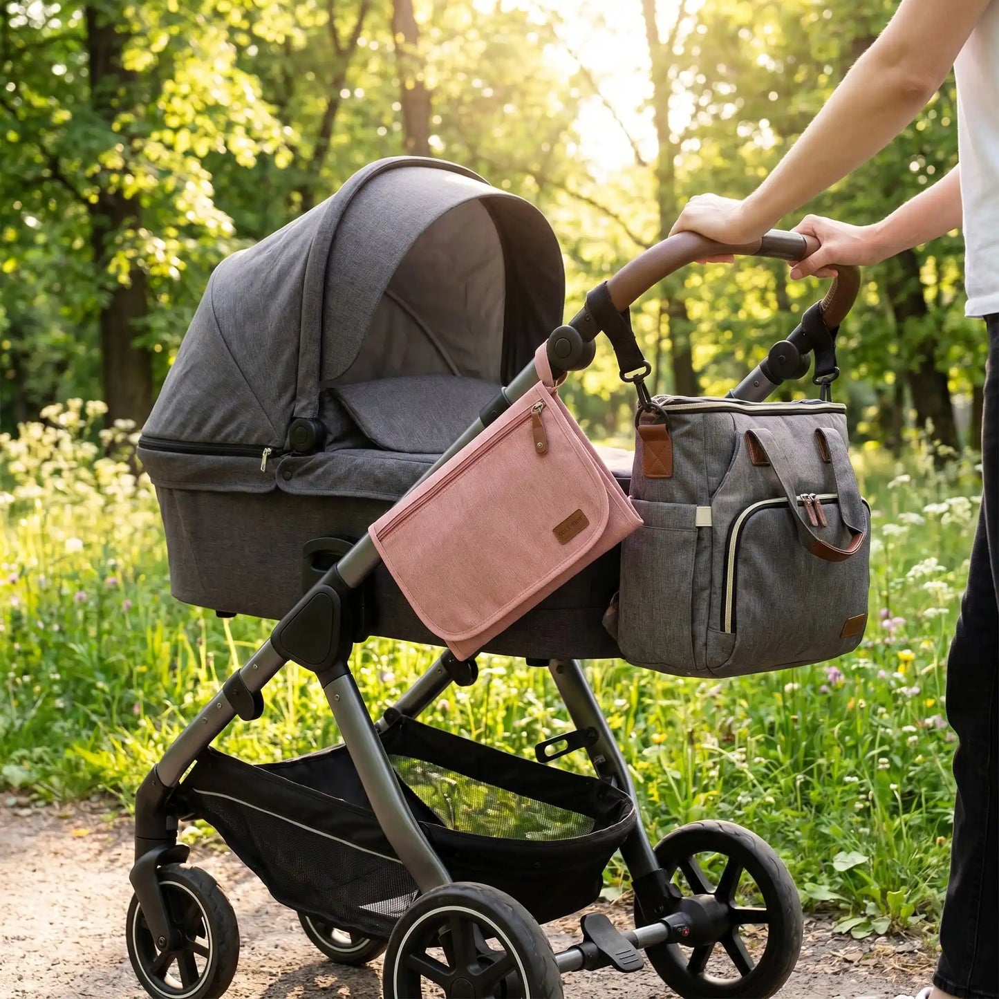 Tapis à langer nomade rose transportable facile à accrocher à une poussette